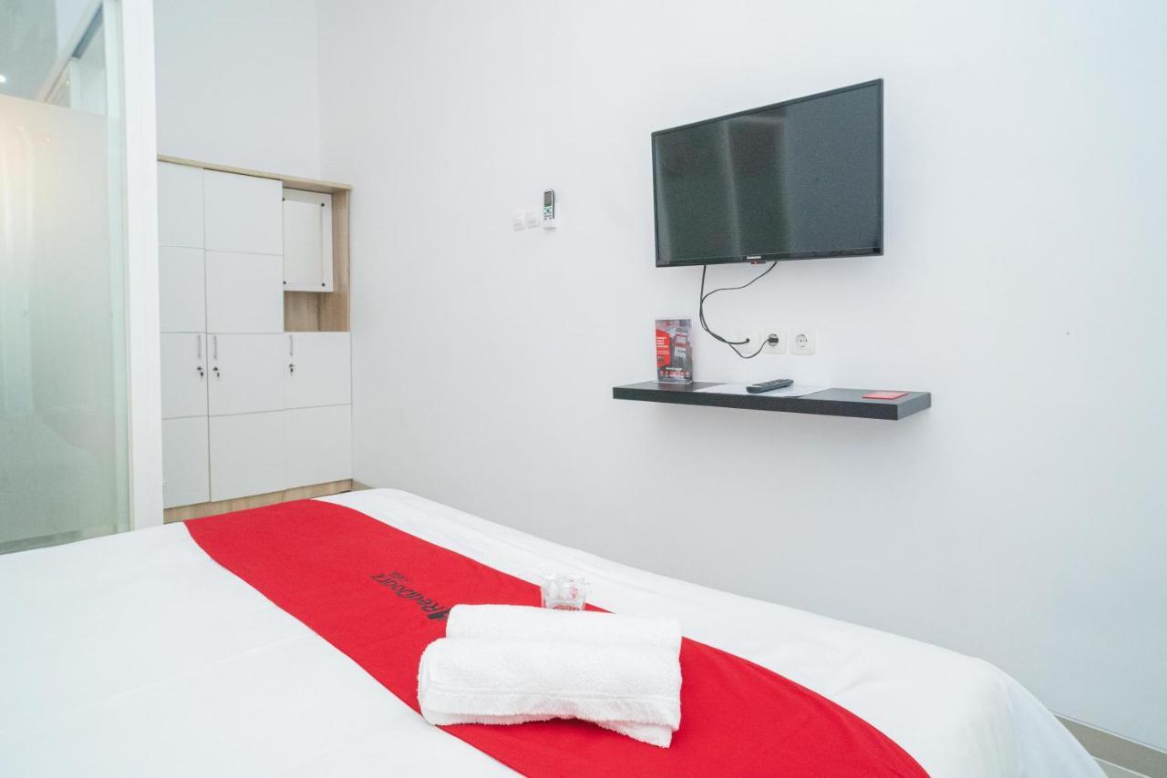 เรดดอร์ซ ชาเรียะห์ แอต วินง งันจุก Hotel Nganjuk ภายนอก รูปภาพ
