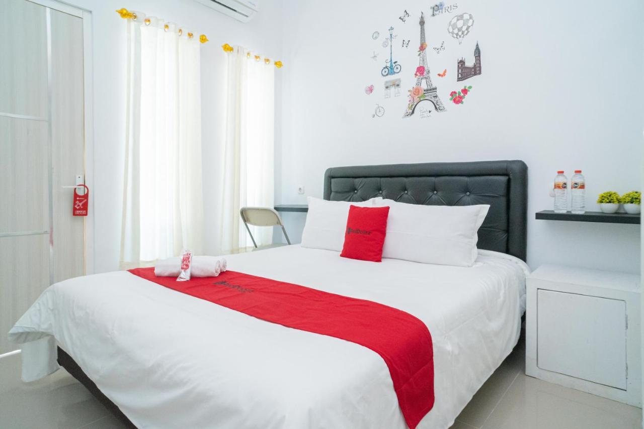 เรดดอร์ซ ชาเรียะห์ แอต วินง งันจุก Hotel Nganjuk ภายนอก รูปภาพ