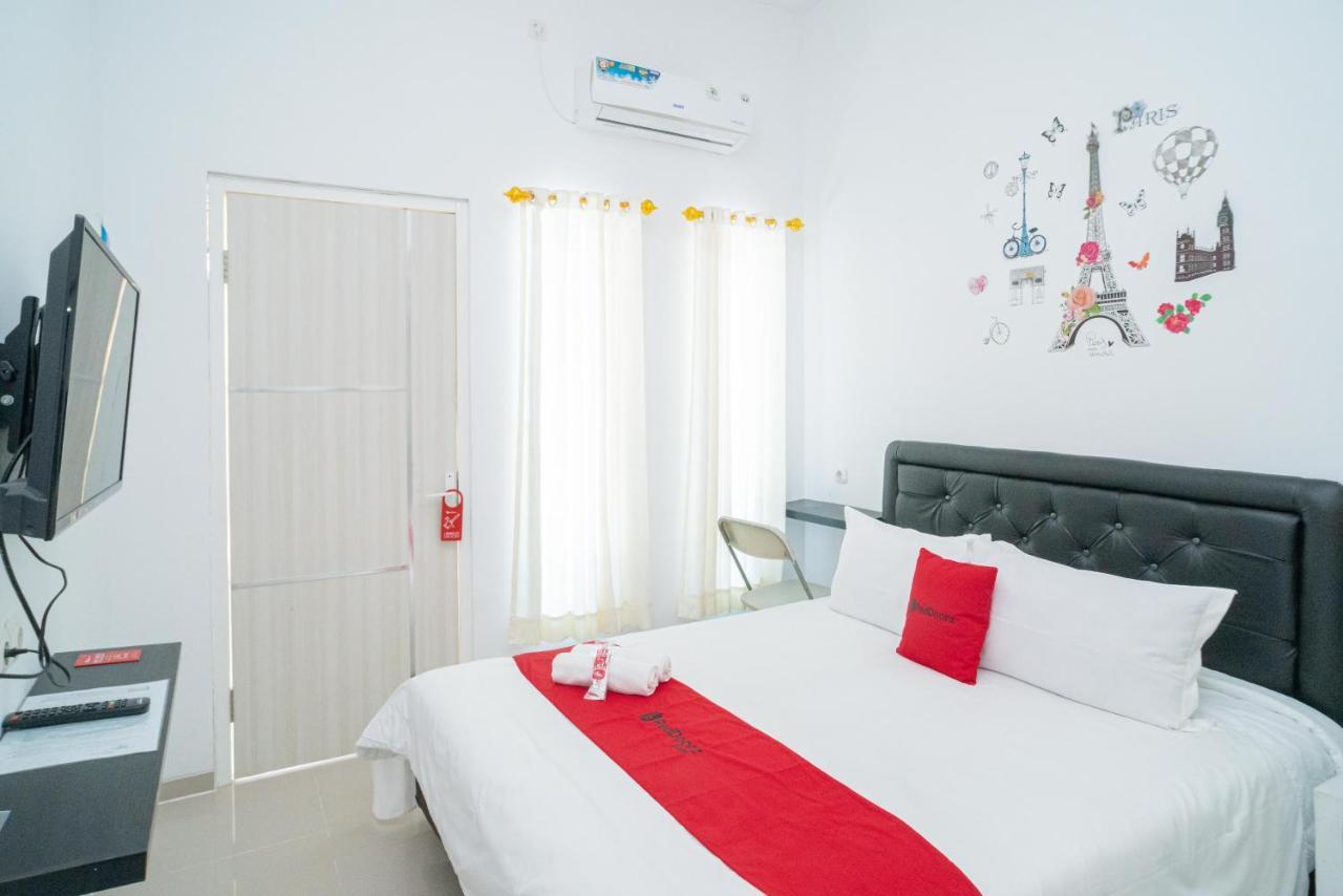 เรดดอร์ซ ชาเรียะห์ แอต วินง งันจุก Hotel Nganjuk ภายนอก รูปภาพ