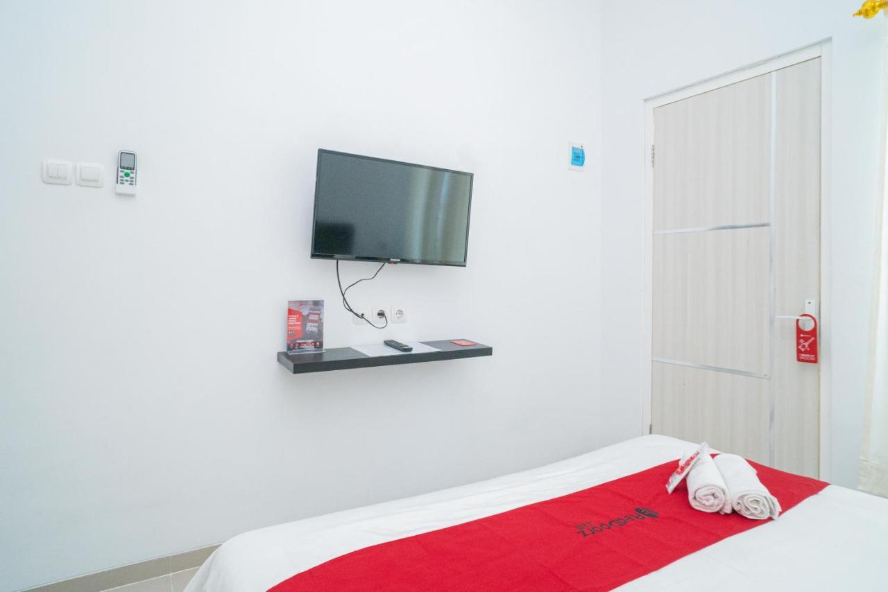 เรดดอร์ซ ชาเรียะห์ แอต วินง งันจุก Hotel Nganjuk ภายนอก รูปภาพ