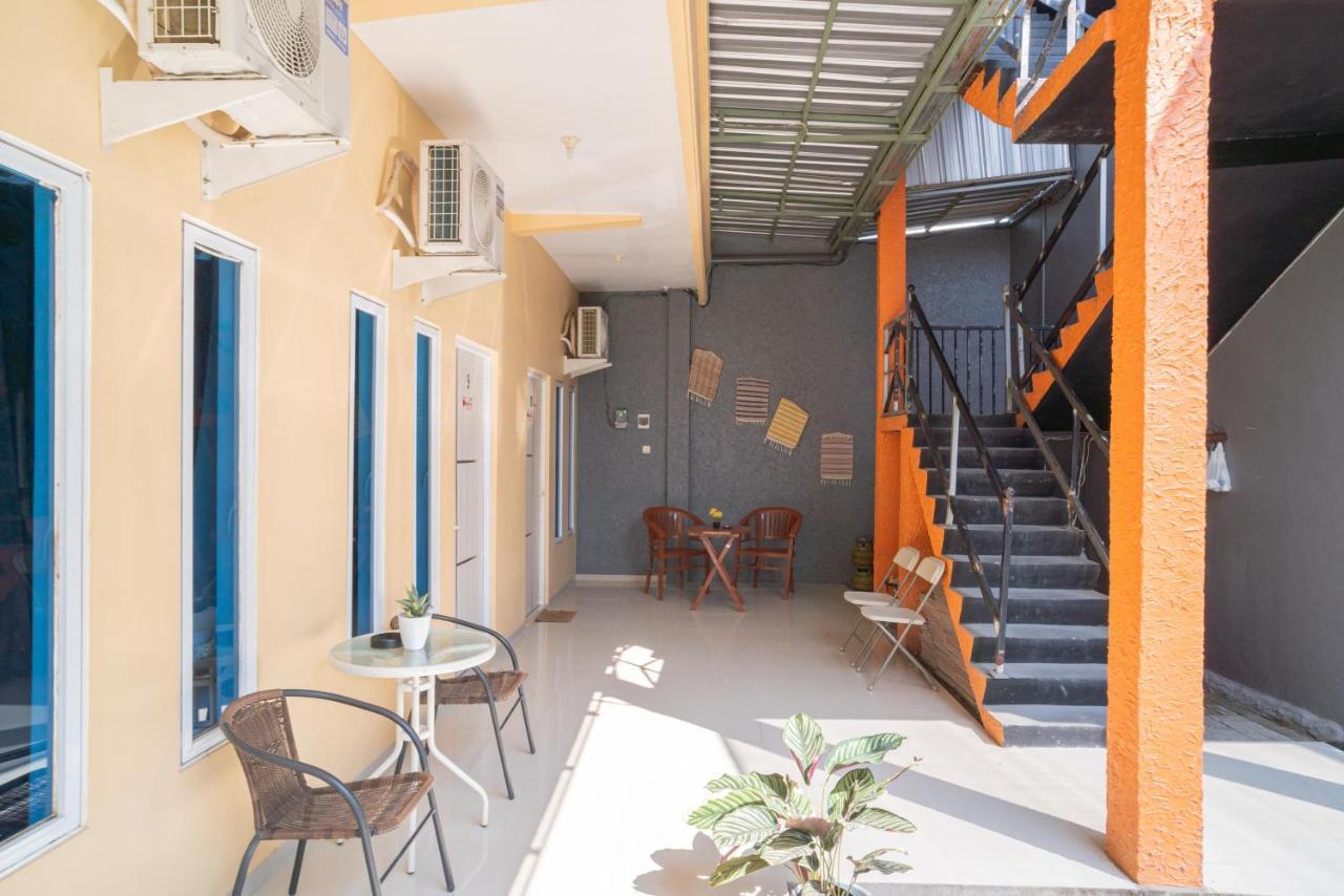 เรดดอร์ซ ชาเรียะห์ แอต วินง งันจุก Hotel Nganjuk ภายนอก รูปภาพ