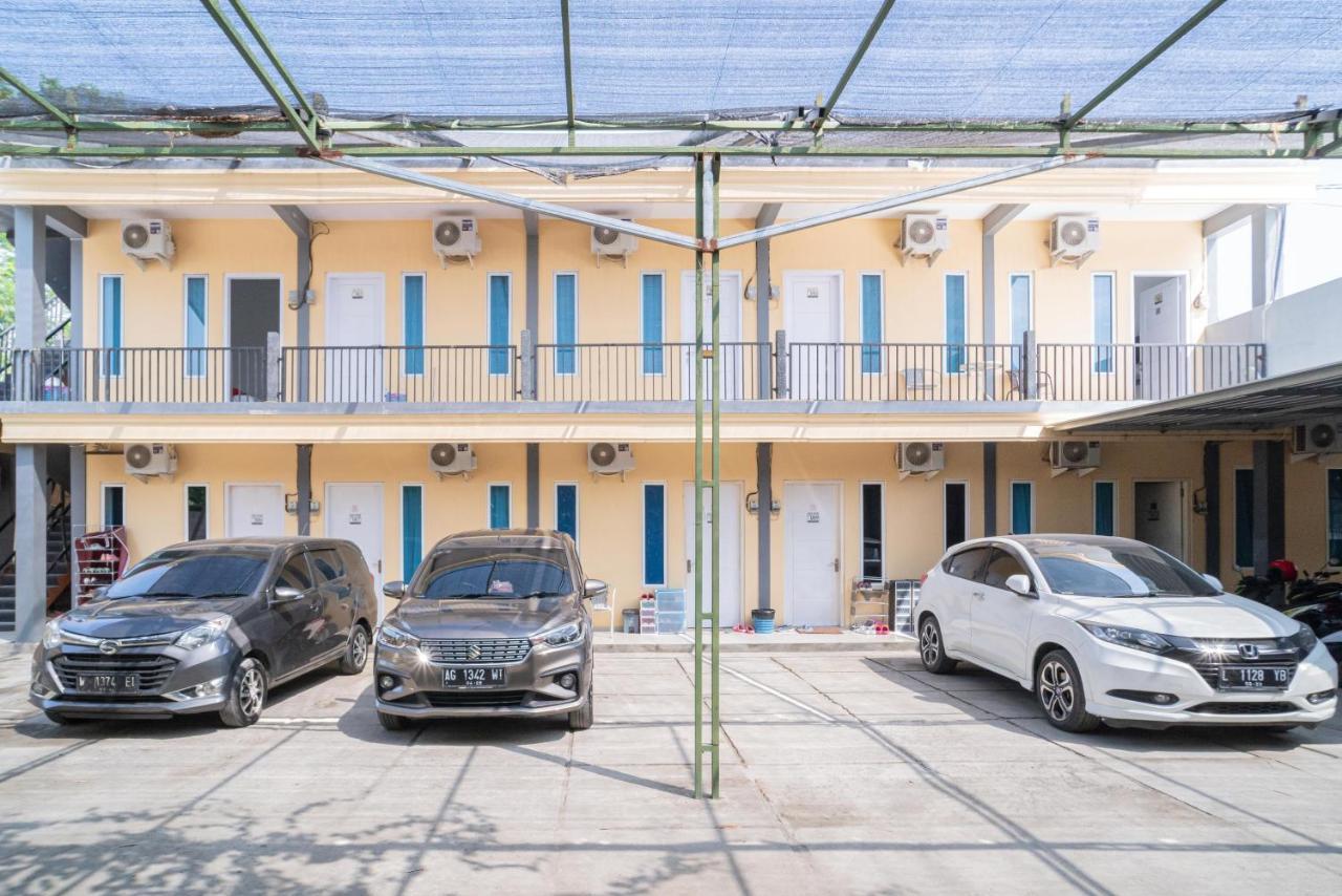 เรดดอร์ซ ชาเรียะห์ แอต วินง งันจุก Hotel Nganjuk ภายนอก รูปภาพ