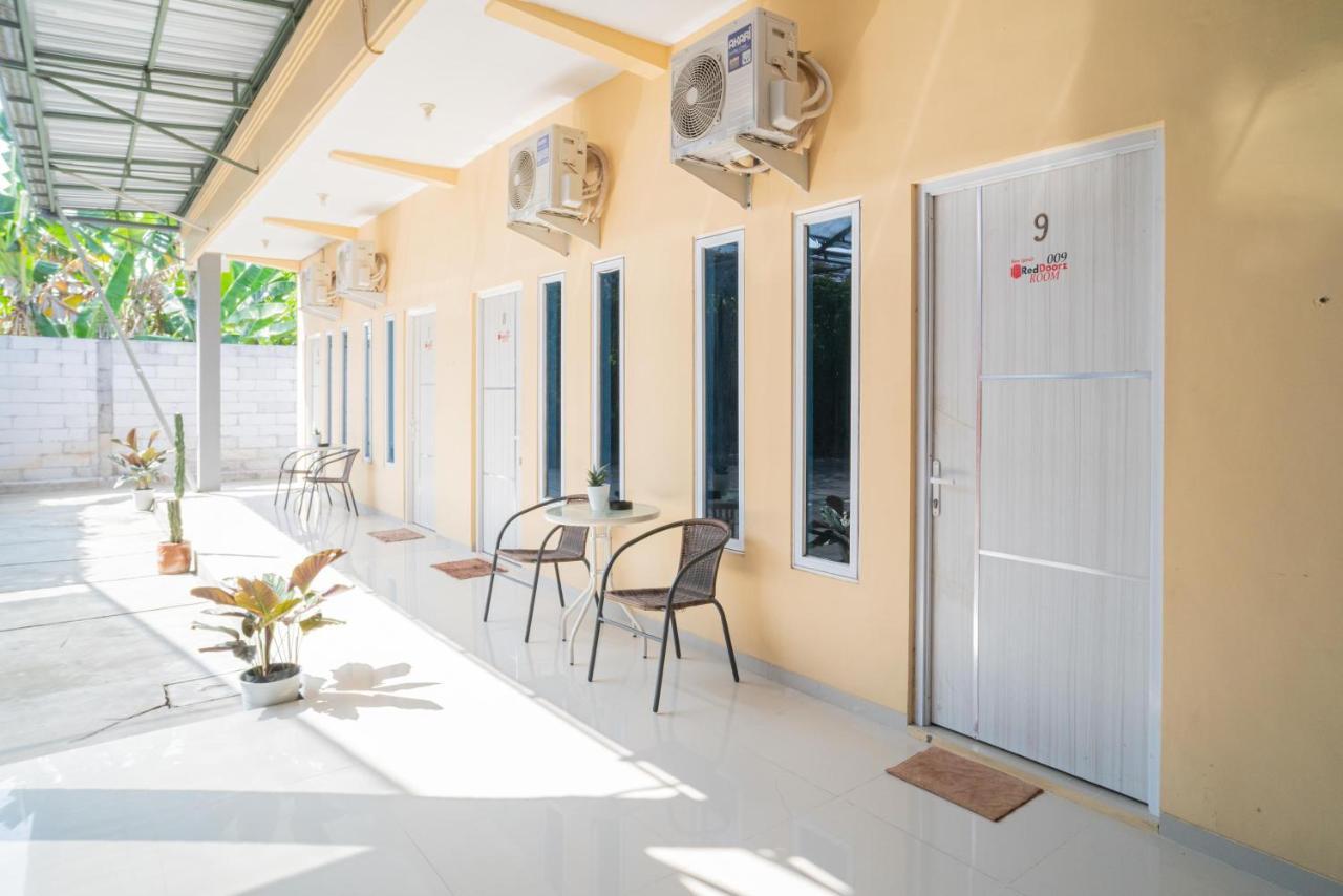 เรดดอร์ซ ชาเรียะห์ แอต วินง งันจุก Hotel Nganjuk ภายนอก รูปภาพ