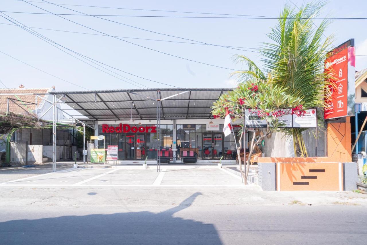 เรดดอร์ซ ชาเรียะห์ แอต วินง งันจุก Hotel Nganjuk ภายนอก รูปภาพ