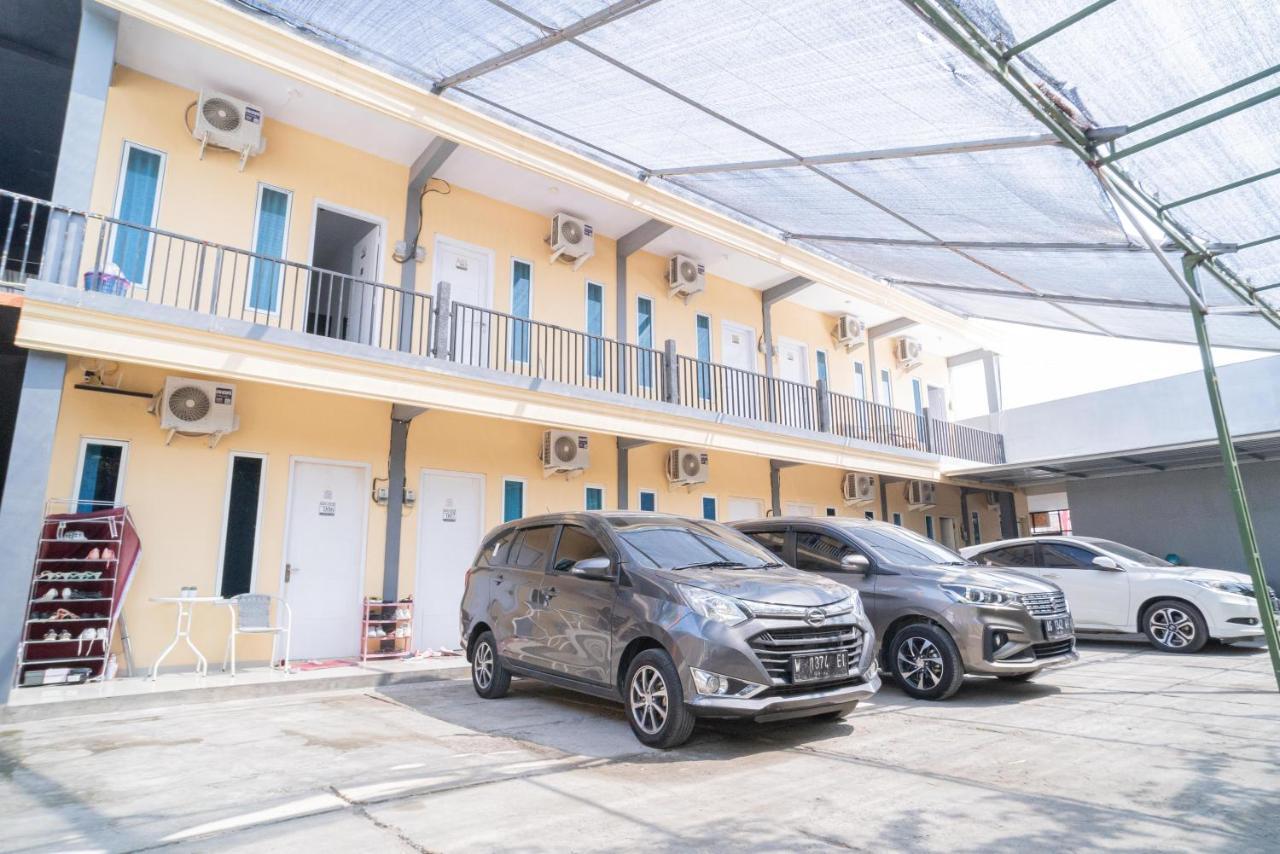 เรดดอร์ซ ชาเรียะห์ แอต วินง งันจุก Hotel Nganjuk ภายนอก รูปภาพ