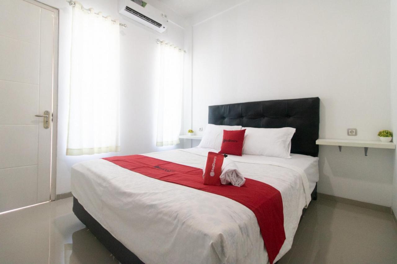 เรดดอร์ซ ชาเรียะห์ แอต วินง งันจุก Hotel Nganjuk ภายนอก รูปภาพ