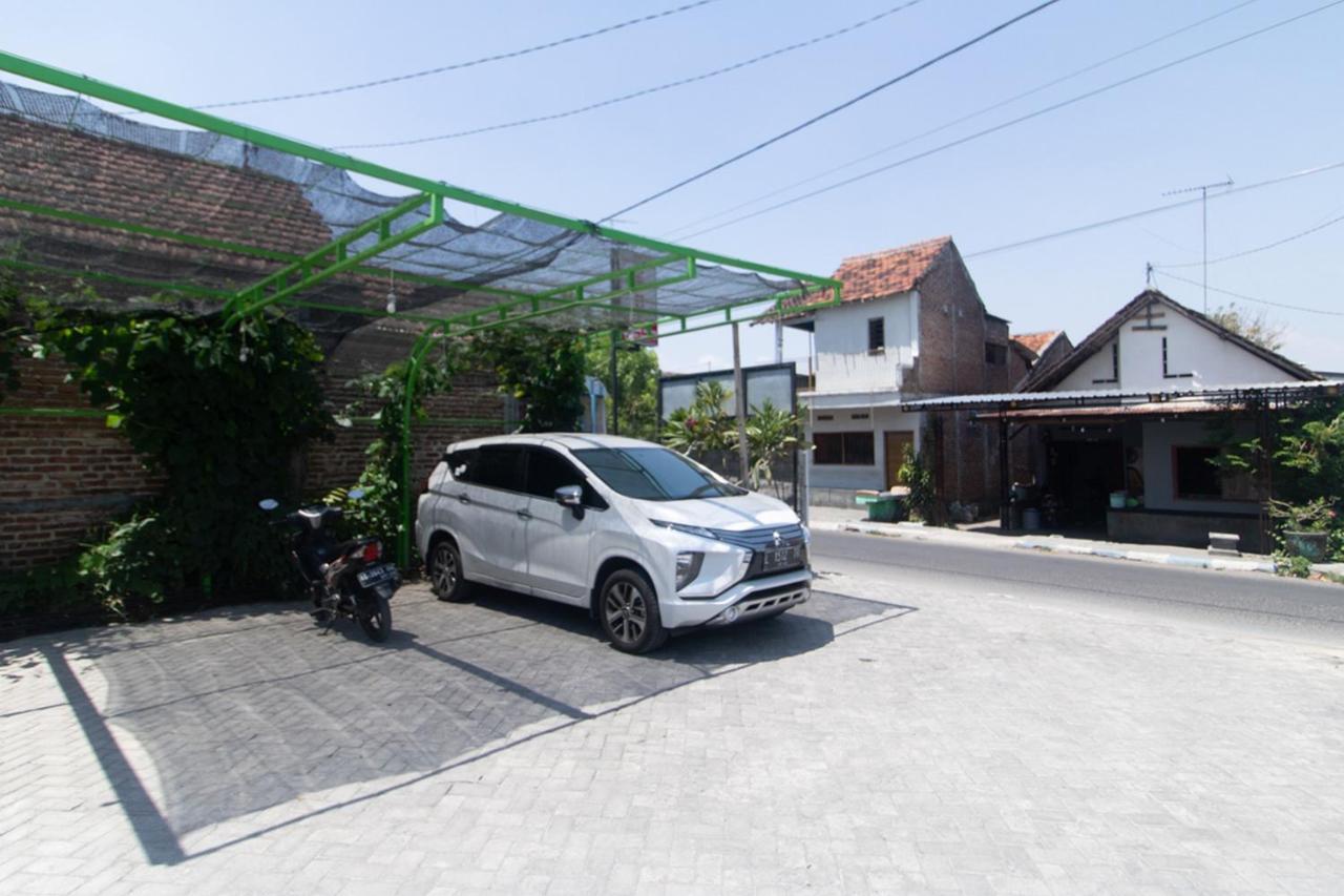 เรดดอร์ซ ชาเรียะห์ แอต วินง งันจุก Hotel Nganjuk ภายนอก รูปภาพ