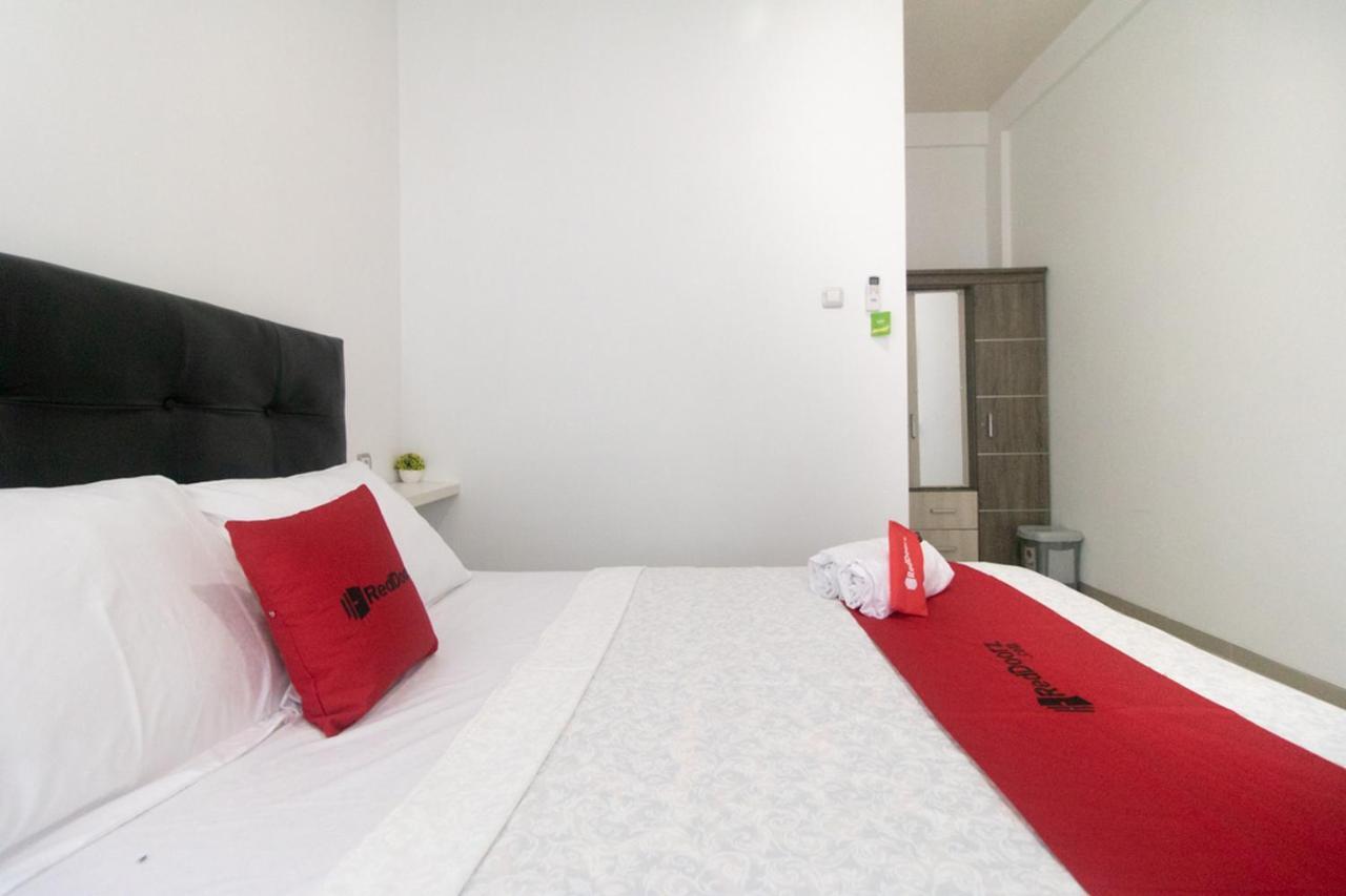เรดดอร์ซ ชาเรียะห์ แอต วินง งันจุก Hotel Nganjuk ภายนอก รูปภาพ