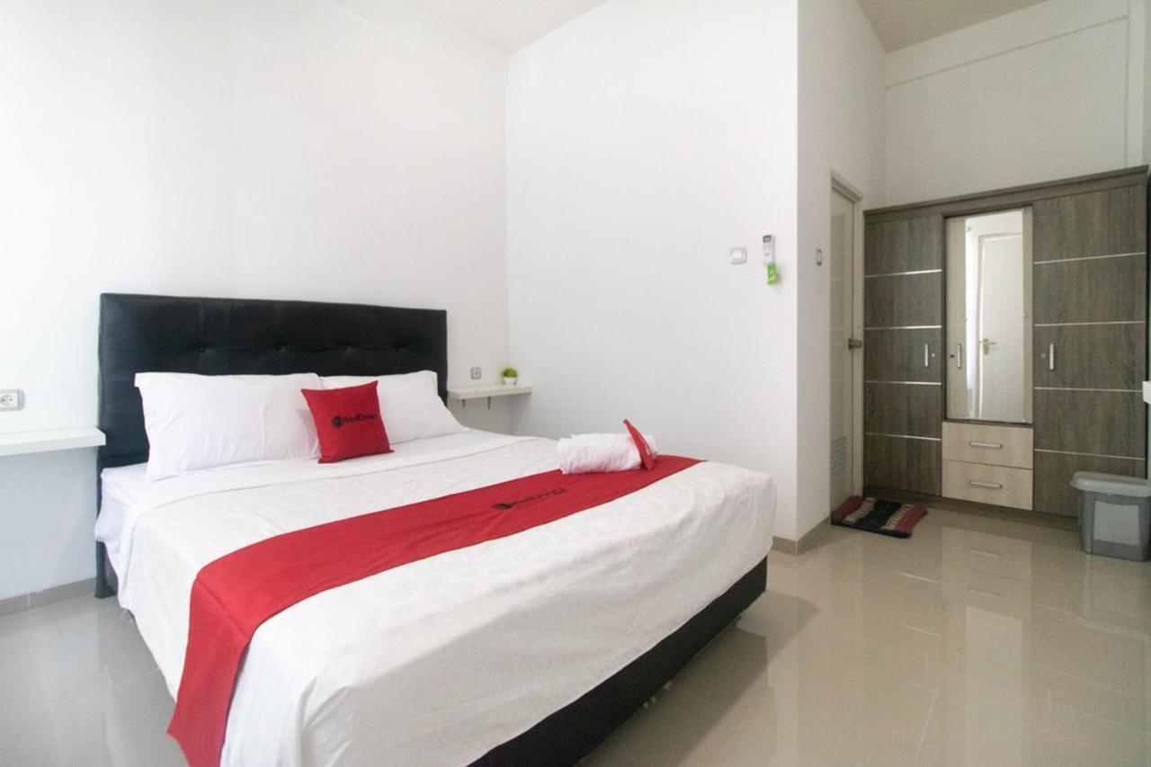 เรดดอร์ซ ชาเรียะห์ แอต วินง งันจุก Hotel Nganjuk ภายนอก รูปภาพ