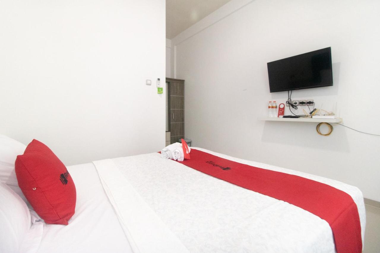 เรดดอร์ซ ชาเรียะห์ แอต วินง งันจุก Hotel Nganjuk ภายนอก รูปภาพ